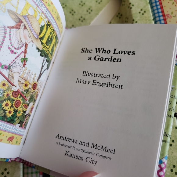 Mary Engelbreit Set of 4 Small Books - Book is a Present You Can Open - Picture 7 of 8